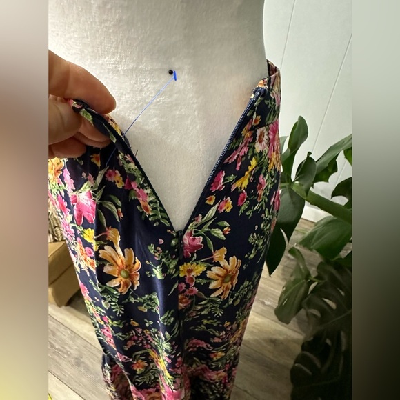 🌺 Beautiful flowers printed long skirt side zipper excellent condition. - Picture 6 of 8